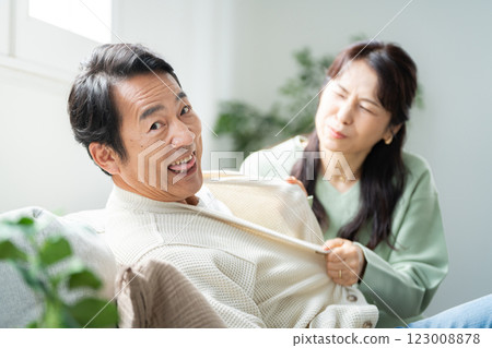 一位 50 多歲的妻子質疑她的丈夫 123008878