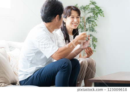 一對 50 多歲的夫婦在客廳喝咖啡 123009618