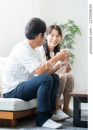 一對 50 多歲的夫婦在客廳喝咖啡 123009620