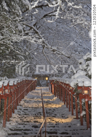 貴船神社:積雪覆蓋的參拜道上的春日燈籠 3 貴船神社:積雪覆蓋的參拜道上的春日燈籠 3 123010504
