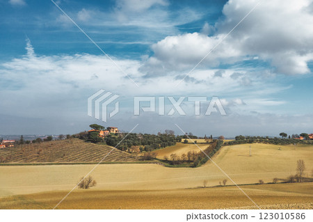 Landscape with typical Tuscan Italy farmhouse Landscape with typical Tuscan Italy farmhouse 123010586