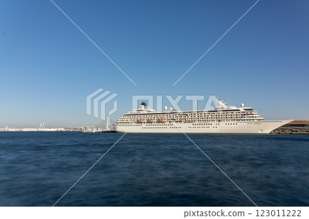 豪華班輪將停泊在Osanbashi 豪華班輪將停泊在Osanbashi 123011222