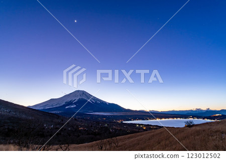 山中湖和富士山的夜景 山中湖和富士山的夜景 123012502