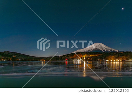 冬季月光下的富士山 123012503