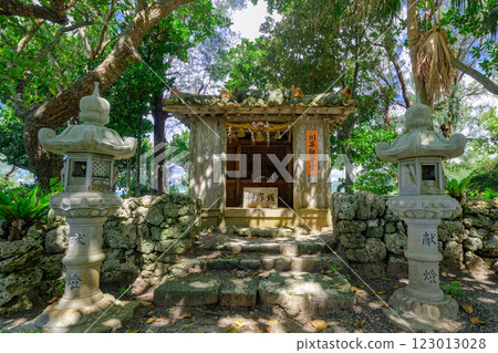 被綠色包圍的神社與石燈籠 石垣島川平觀音堂，靜謐的能量勝地 123013028