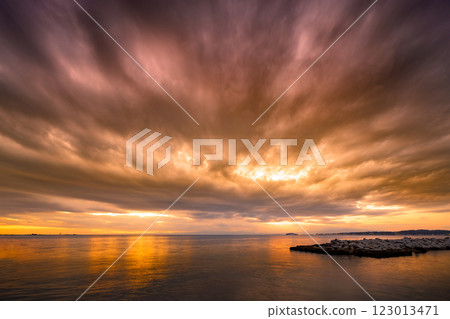 長時間曝光描繪的戲劇性的夜空和寧靜的大海 - 森戶海灘的藝術照片 123013471