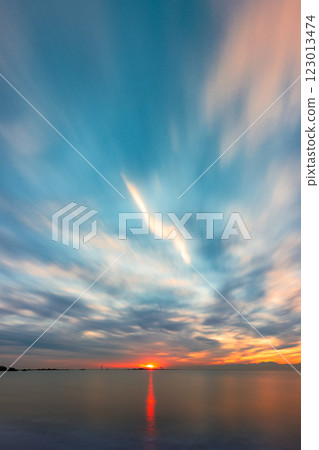 長時間曝光繪製的流雲和光的藝術：在湘南、森戶海灘、葉山散步 123013474