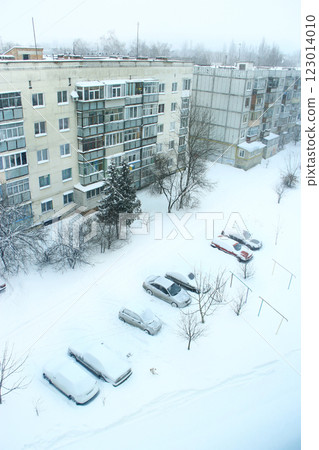 Parked cars covered with snow. Snowy day. Bad weather in the city 123014010
