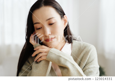 Businesswoman sitting at a table and thinking 123014331
