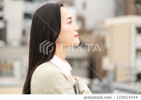 Image of a city, a computer and a businesswoman 123014354