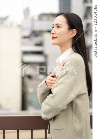 Image of a city, a computer and a businesswoman 123014365