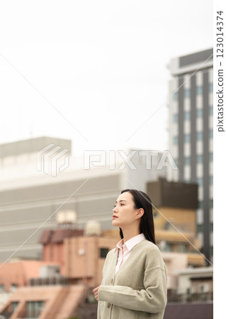 Business woman standing in the city 123014374