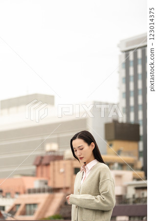 站在城市的女商人 123014375