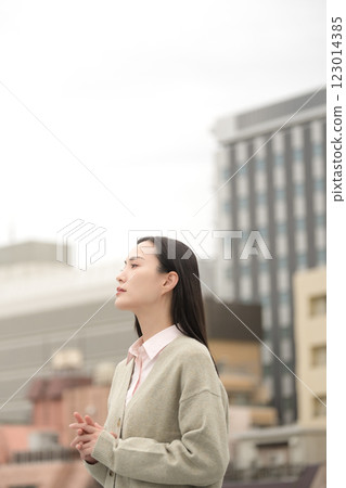 Business woman standing in the city 123014385