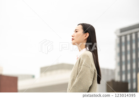 Business woman standing in the city 123014395