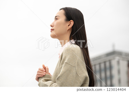 Business woman standing in the city 123014404