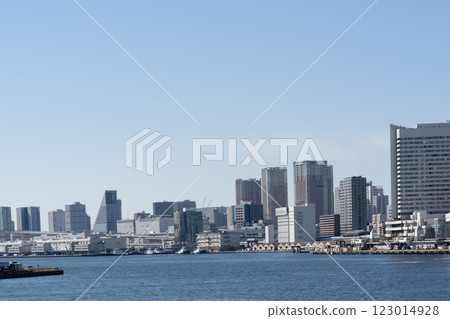 東京芝浦地區的摩天大樓和隅田川的景色 123014928
