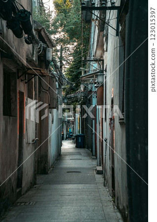 Discover a narrow alleyway nestled within an intriguing urban environment with charm 123015397