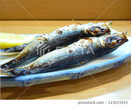 整條乾沙丁魚 (cheek-sashi) 的照片,稍微烤一下就很美味。 整條乾沙丁魚 (cheek-sashi) 的照片,稍微烤一下就很美味。 123015855