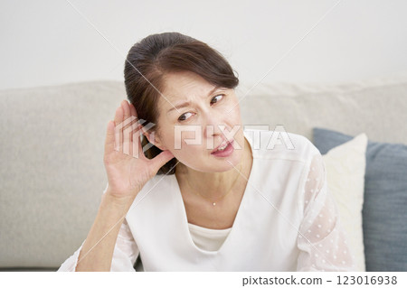 客廳裡有聽力障礙的老年婦女 123016938