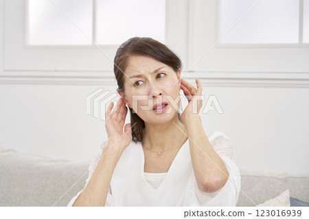 老年婦女，突然聽力喪失，客廳 123016939