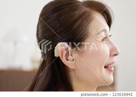 客廳裡戴著助聽器的老年婦女 123016942