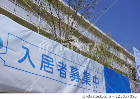 房地產圖片:一棟公寓大樓的招租橫幅 房地產圖片:一棟公寓大樓的招租橫幅 123017056