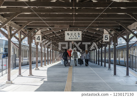 [Kitakyushu Mojiko Retro Mojiko Station platform with people] 123017130