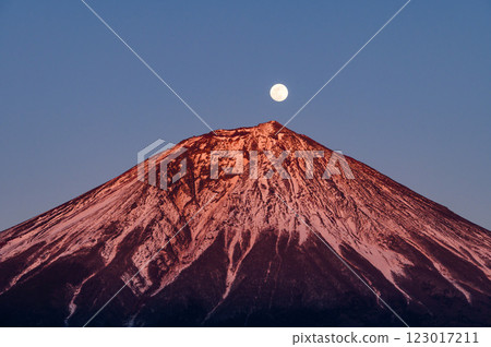 黃昏時的富士山與滿月（珍珠富士） 123017211