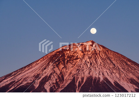 黃昏時的富士山與滿月（珍珠富士） 123017212