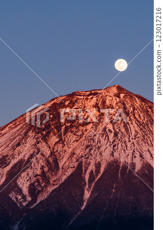 黃昏時的富士山與滿月(珍珠富士) 黃昏時的富士山與滿月(珍珠富士) 123017216