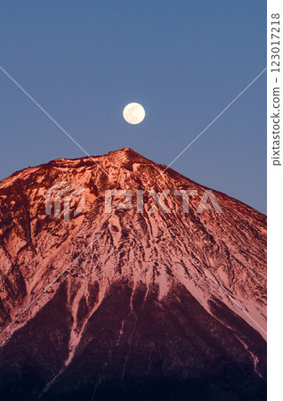 黃昏時的富士山與滿月(珍珠富士) 黃昏時的富士山與滿月(珍珠富士) 123017218