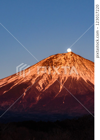 黃昏時的富士山與滿月(珍珠富士) 黃昏時的富士山與滿月(珍珠富士) 123017220