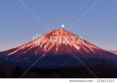 Mount Fuji and the full moon at dusk (Pearl Fuji) Mount Fuji and the full moon at dusk (Pearl Fuji) 123017223