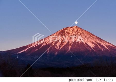 黃昏時的富士山與滿月(珍珠富士) 黃昏時的富士山與滿月(珍珠富士) 123017225