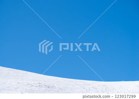 斯諾伊風景和藍天 斯諾伊風景和藍天 123017299