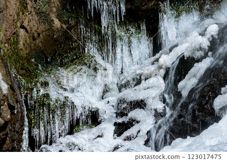 冰凍瀑布的冰和其下流動的水 123017475