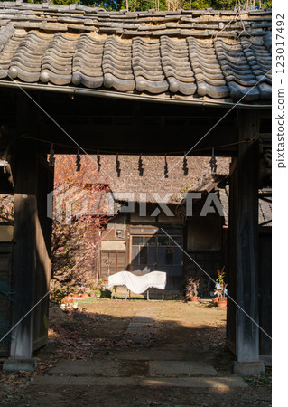 門上掛著的紙 123017492