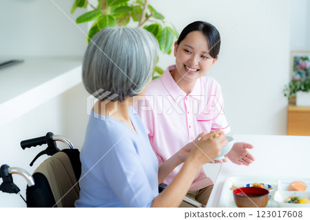 Caregiver preparing meals 123017608