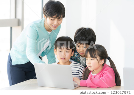 小學生在教室裡操作電腦 123017971