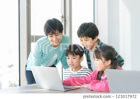 小學生在教室裡操作電腦 123017972