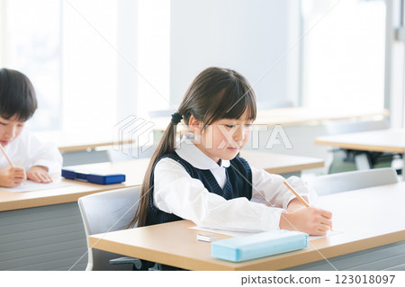Children taking a test 123018097