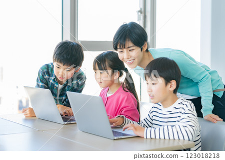 Elementary school student operating a computer in the classroom 123018218