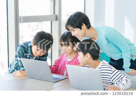 Elementary school student operating a computer in the classroom 123018219