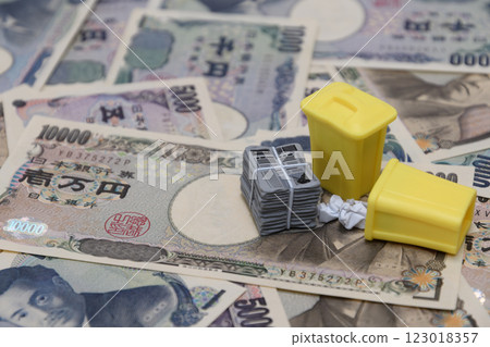 Garbage and paper money 123018357