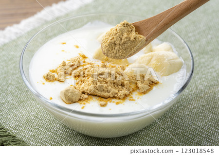 Healthy breakfast: banana yogurt topped with fragrant soybean flour 123018548