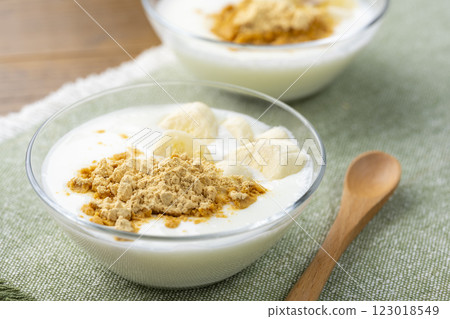 健康早餐：香蕉優格配上香氣撲鼻的黃豆粉 123018549