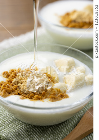 Sprinkle oligosaccharides on banana yogurt topped with soybean flour Sprinkle oligosaccharides on banana yogurt topped with soybean flour 123018552
