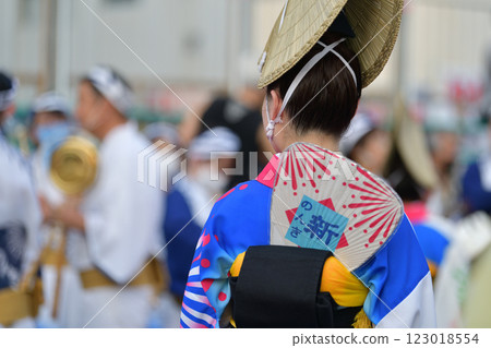 正宗德島阿波舞，戴著鳥居帽等待輪到她表演的女人 123018554