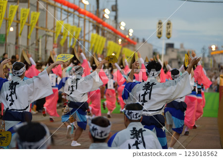 Dancing into the Tokushima Awa Odori 123018562